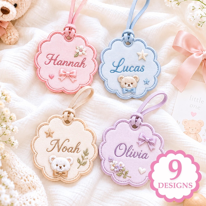 Pode incluir: Quatro etiquetas circulares com bordas festonadas, nomes e motivos bordados. A etiqueta rosa traz 'Hannah', a azul 'Lucas' com um urso, a bege 'Noah' com um urso e a roxa 'Olivia'. Cada uma inclui uma al&ccedil;a correspondente para pendurar.
