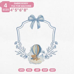 Peut inclure: Motif de broderie avec un cadre bleu, un nœud, des éléments floraux et une montgolfière avec un ours en peluche. Le design comprend le texte "EMBROIDERY FILE FOR MACHINE" et des tailles de 10 cm, 13 cm, 15 cm et 20 cm.