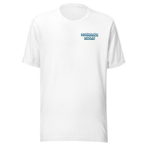 Peut inclure: T-shirt blanc avec un motif bleu et vert qui dit "StoneMan Farms" sur le devant.