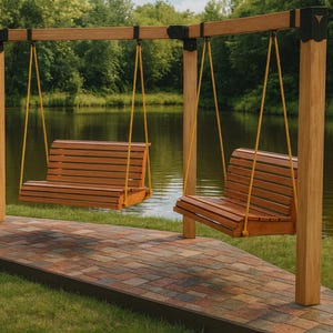 Puede incluir: Columpio de madera para exteriores con dos asientos. Los columpios están hechos de listones de madera horizontales y están suspendidos de un marco de madera con cuerdas amarillas. El conjunto está en un patio de ladrillos cerca de un lago.