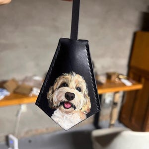Étiquette de sac en cuir pour animal de compagnie peinte à la main - cadeau personnalisé unique - breloque de sac fait main - portrait d'animal de compagnie - souvenir de chien - accessoires de mode en cuir