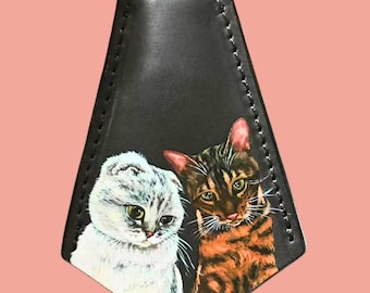 Etiqueta de cuero para bolso de múltiples mascotas pintada a mano - Regalo personalizado único - Amuleto para bolso hecho a mano - Retrato de mascota - Memorial de perro - Accesorios de cuero