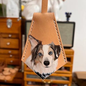 Étiquette de sac en cuir pour animal de compagnie peinte à la main - cadeau personnalisé unique - breloque de sac fait main - portrait d'animal de compagnie - souvenir de chien - accessoires de mode en cuir