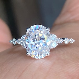 2ct Oval Cut Moissanite Verlobungsring, 14K Weißgold Ehering, Jubiläumsgeschenk Ring für Sie, Oval Solitaire mit Akzent Diamantring