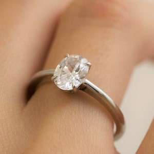 Oval Moissanit Verlobungsring - Klassischer Solitär Ring - 14K Weißgold Ehering - Versprechensring - Bestes Jubiläumsgeschenk für Frauen