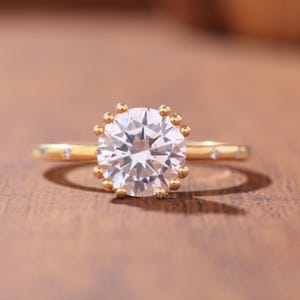 Anel de noivado de moissanita com corte redondo, anel de ouro maciço 14K para ela, anel de casamento solitário Art Déco com três pontas, anel de compromisso estilo vintage.