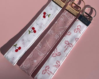 Llavero de pulsera hecho a mano con anilla dividida, herrajes de metal plateados y clip de mosquetón. Accesorio de regalo para damas de honor. Correa de muñeca para llaves. Femenino.