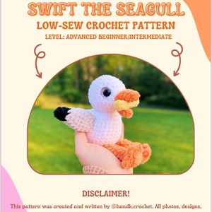 Puede incluir: Un patrón de crochet para hacer un juguete de peluche de gaviota blanco y naranja. El patrón se titula "Swift the Seagull" y está etiquetado como un patrón de crochet para principiantes avanzados/intermedios.