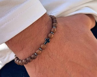 Abraza la fe con estilo: Pulsera unisex con cruz de nogal oscuro