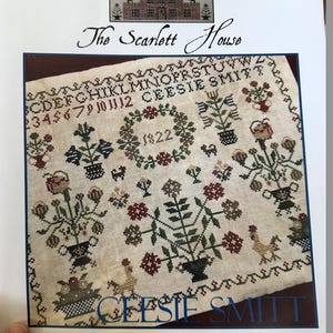 以下が含まれることがあります： 「The Scarlett House」と題されたクロスステッチのサンプラーが印刷されたページ。1822年製で、花柄と幾何学模様が特徴で、下に「Ceesie Smitt」という名前が刺繍されています。「A Dutch Sampler」というテキストも表示されています。