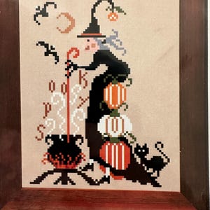 Op de afbeelding: Een witte keramische mok met een zwart handvat en de tekst "But First, Coffee" in een handschriftstijl. De mok staat op een wit oppervlak. De mok is ongeveer 10 cm hoog.