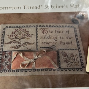 Tappetino da ricamo Common Thread di Threadwork Primitives - Include schema, tessuto, filo da ricamo e tessuto di rifinitura