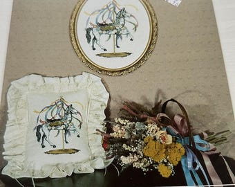 Karussell Fantasy Teil I von Douglas Designs | Vintage Kreuzstich Stickmuster eines Pferdes | Cottagecore | Nur Muster