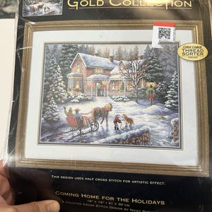 Puede incluir: Kit de punto de cruz enmarcado titulado "Coming Home for the Holidays" de Nicky Boehme. La obra de arte representa una escena invernal con un trineo tirado por caballos y una casa. Las dimensiones son 41 x 30 cm.