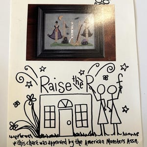 Puede incluir: Tarjeta con un diseño de punto de cruz enmarcado titulado "Spooky Fence" con figuras de brujas y una valla. Debajo, una ilustración dibujada a mano dice "Raise the Roof" con figuras de palo y una casa. También se incluye el texto "this chart was approved by the American Monsters Assn.".