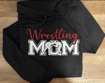 Moletom Wrestling Mom personalizado com sobrenome no capuz.