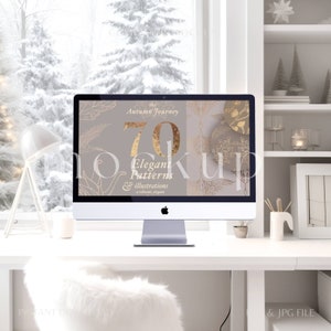 Puede incluir: Una maqueta de pantalla de ordenador que muestra un producto digital con el texto "The Autumn Journey 70 Elegant Patterns & Illustrations a vibrant, elegant". La pantalla está sobre un escritorio blanco con una silla blanca y una estantería blanca en el fondo.