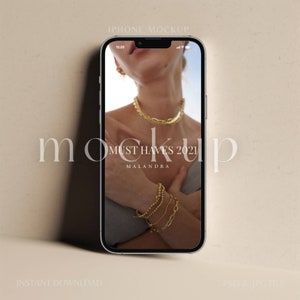 Pode incluir: Uma maquete de smartphone que exibe um site com o texto "MUST HAVES 2021" e o nome da marca "MALANDRA". O site apresenta uma foto de uma pessoa usando joias de ouro.