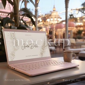 Op de afbeelding: Een roze gouden laptop met een wit scherm waarop een digitale achtergrond met gouden glitter te zien is. De tekst op het scherm luidt "ANNCHIC 300 DPI JPEG & PNG Gold Dust CHIC DIGITAL BACKGROUNDS". De laptop staat op een witte tafel met een kop koffie ernaast.