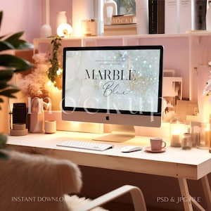 Puede incluir: Un ordenador de sobremesa blanco con una pantalla que muestra un fondo azul de mármol con el texto "MODERN NEUTRAL BACKGROUND SET FROM CREATIVE PAPER MARBLE Blue". El ordenador está sobre un escritorio blanco con un teclado, un ratón y una taza de café.