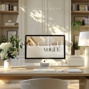 以下が含まれることがあります： 画面に「VOGUE」という文字が表示された雑誌の表紙のモックアップが映し出された白いコンピューターモニター。モニターは、白いキーボードとマウスが置かれた木製のデスクの上に置かれている。背景には本棚と植物がある。