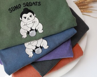 Camiseta bordada con colores cómodos Sumo Squats - Unisex