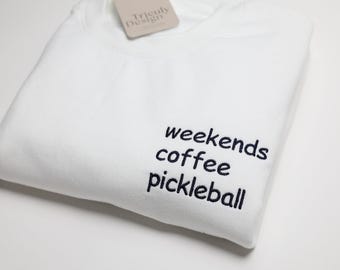 Sudadera y sudadera con capucha bordadas personalizables Weekends Coffee Pickleball Pilates - Unisex