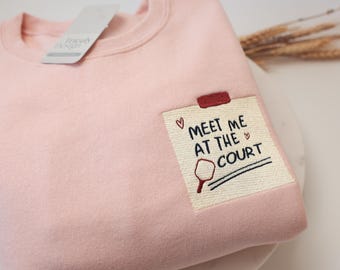 Sudadera unisex con cuello redondo y bordado "Meet Me at The Court" de Pickleball