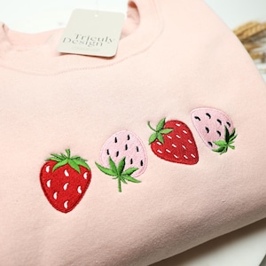 Sweat-shirt à capuche et col rond brodés fraises
