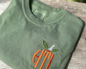 Camisa bordada con monograma de calabaza y colores cómodos