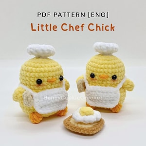 Könnte beinhalten: Zwei gehäkelte gelbe Küken mit weißen Schürzen und Kochmützen, mit einem gehäkelten Spiegelei. Der Text "PDF PATTERN [ENG] Little Chef Chick" steht oben. Die Küken haben schwarze Augen und orangefarbene Schnäbel.