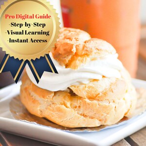 Puede incluir: Un primer plano de un pastel de crema relleno de crema batida. El pastel está en un plato blanco y tiene un color marrón dorado. Un sello dorado con el texto "Pro Digital Guide - Step-by-Step - Visual Learning - Instant Access" está en la esquina superior izquierda de la imagen.