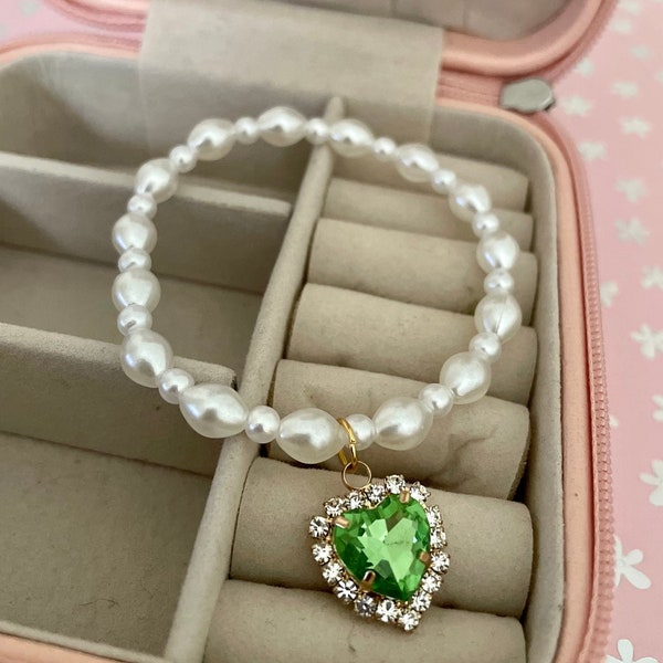 Bracelet pendentif coeur, pendentif vert, bracelet perles, breloque, bracelet amour, bijou délicat, cadeau féminin, cadeau noel