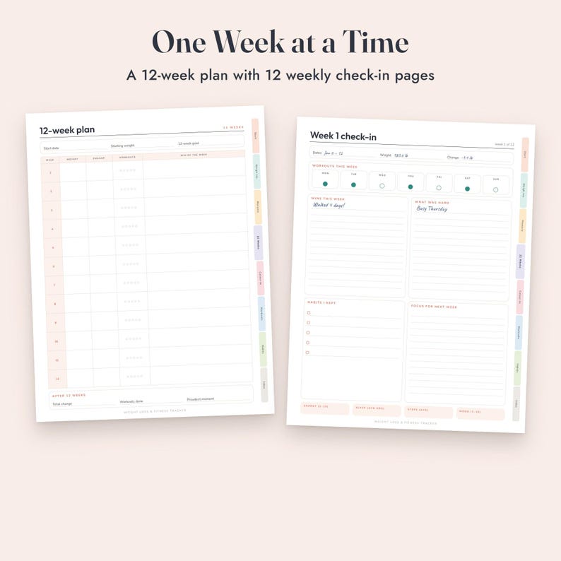 Op de afbeelding: Een 12-weken fitnessplanner met twee witte pagina's met zwarte tekst. De linkerpagina is een tabel voor het 12-wekenplan en de rechterpagina is een check-in formulier voor week 1 met secties voor workouts, gewoontes en notities met gekleurde tabbladen.