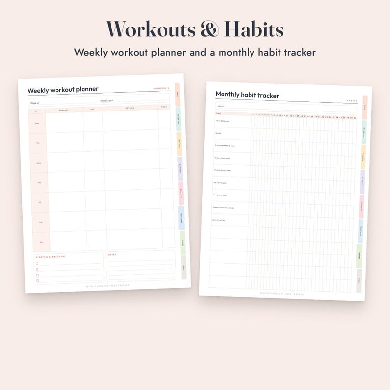 Op de afbeelding: Een wekelijkse trainingsplanner en een maandelijkse gewoonte-tracker op een lichtroze achtergrond. De tekst luidt Workouts & Habits, Weekly workout planner en Monthly habit tracker. Elke pagina heeft een rasterindeling met gekleurde zijtabbladen.