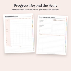 Op de afbeelding: Twee witte fitness tracker pagina's met de titel Progress Beyond the Scale. De linkerpagina bevat een Body measurements (in) raster met kolommen voor weken. De rechterpagina bevat een lijst met Rewards & non-scale victories met selectievakjes.