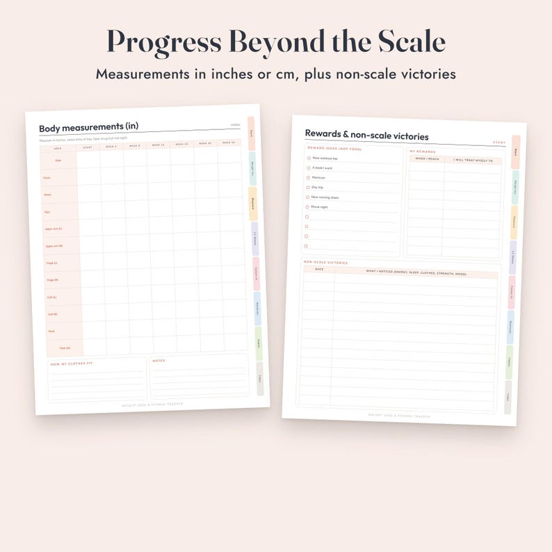 Op de afbeelding: Twee witte fitness tracker pagina's met de titel Progress Beyond the Scale. De linkerpagina bevat een Body measurements (in) raster met kolommen voor weken. De rechterpagina bevat een lijst met Rewards & non-scale victories met selectievakjes.