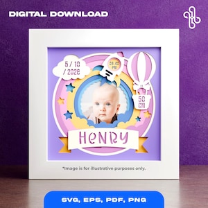 Könnte beinhalten: Gerahmte Babyankündigung mit einem Babyfoto. Das Design umfasst eine Rakete, einen Heißluftballon und Sterne. Der Text enthält den Namen des Babys, das Datum, die Uhrzeit und die Länge in cm. Die Wörter "DIGITALER DOWNLOAD" und "SVG, EPS, PDF, PNG" sind ebenfalls sichtbar.