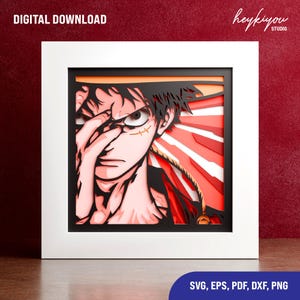 Op de afbeelding: Een ingelijst papieren kunstwerk met een gedetailleerd anime-personage in tinten rood, oranje en zwart. Het kunstwerk staat tegen een rode achtergrond en bevat de tekst "DIGITALE DOWNLOAD" en "SVG, EPS, PDF, DXF, PNG".