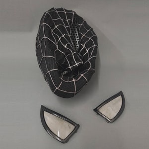 Puede incluir: M&aacute;scara de Spider-Man negra y plateada con dos piezas de ojos separadas. La m&aacute;scara est&aacute; hecha de un material suave y flexible y tiene una superficie texturizada.