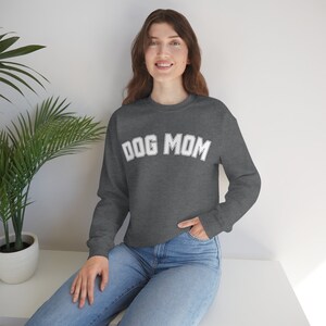 Dog Mom Unisex Heavy Blend Crewneck Sweatshirt