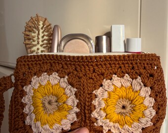 Gehaakte make-uptas met zonnebloem, handgemaakt boho-tasje met rits, oma vierkante cosmetische opberger