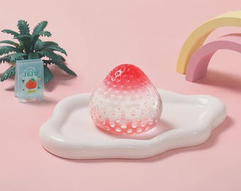 Taba de fresa de cristal con tapa roja brillante y textura suave