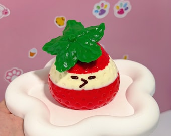 Juguete antiestrés Taba de edición limitada con forma de fresa roja con hojas y carita adorable. Regalo ideal para aliviar el estrés.