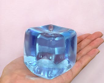 Juguete antiestrés azul con forma de cubo de hielo hecho a mano