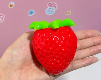Juguete antiestrés de fresa roja, de silicona suave y mate, para momentos de calma.