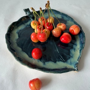 Servier Platte Wassertropfen, Blattform,  runde Schale, handgeformt, Tisch Deko, Keramik, Unikat, Blautöne, flacher Teller, naturinspirierte