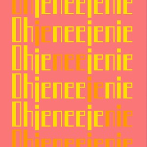 Op de afbeelding: Een grafische kunstdruk op een koraalroze achtergrond. Het kunstwerk toont het woord "Ohjeneejenie" verticaal herhaald in een vet, gestileerd lettertype. De letters zijn geel en oranje.