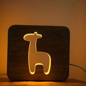 Giraffe Night Light – Personalized Wooden LED Lamp for Nursery or Kids Room – Baby Shower Gift – USB Powered Oak Nightlight