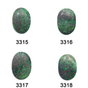 Può includere: Quattro pietre ovali di colore verde con macchie rosse e marroni. Le pietre sono etichettate con 3315, 3316, 3317 e 3318.